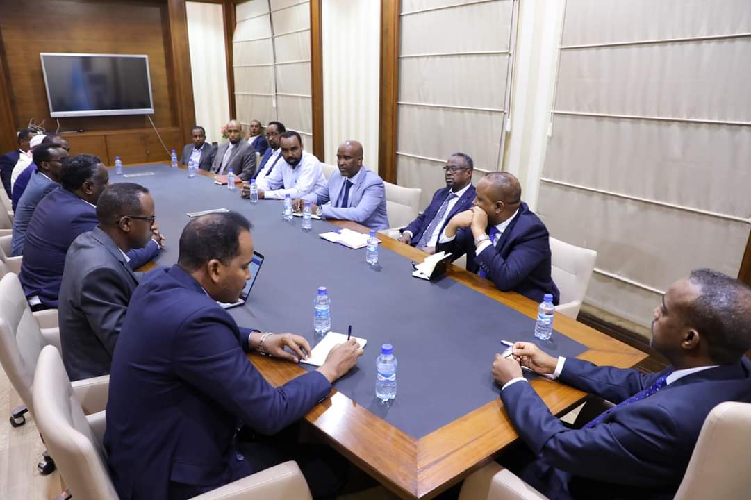 sheik_hon's tweet photo. The Prime Minister of the Federal Republic of Somalia, HE Mohamed Hussein Roble, met with the leaders of the country's banks and encouraged them to play a positive role in the country's economic development.
#NabadiyoNolol https://t.co/QuoQiVdQ9J