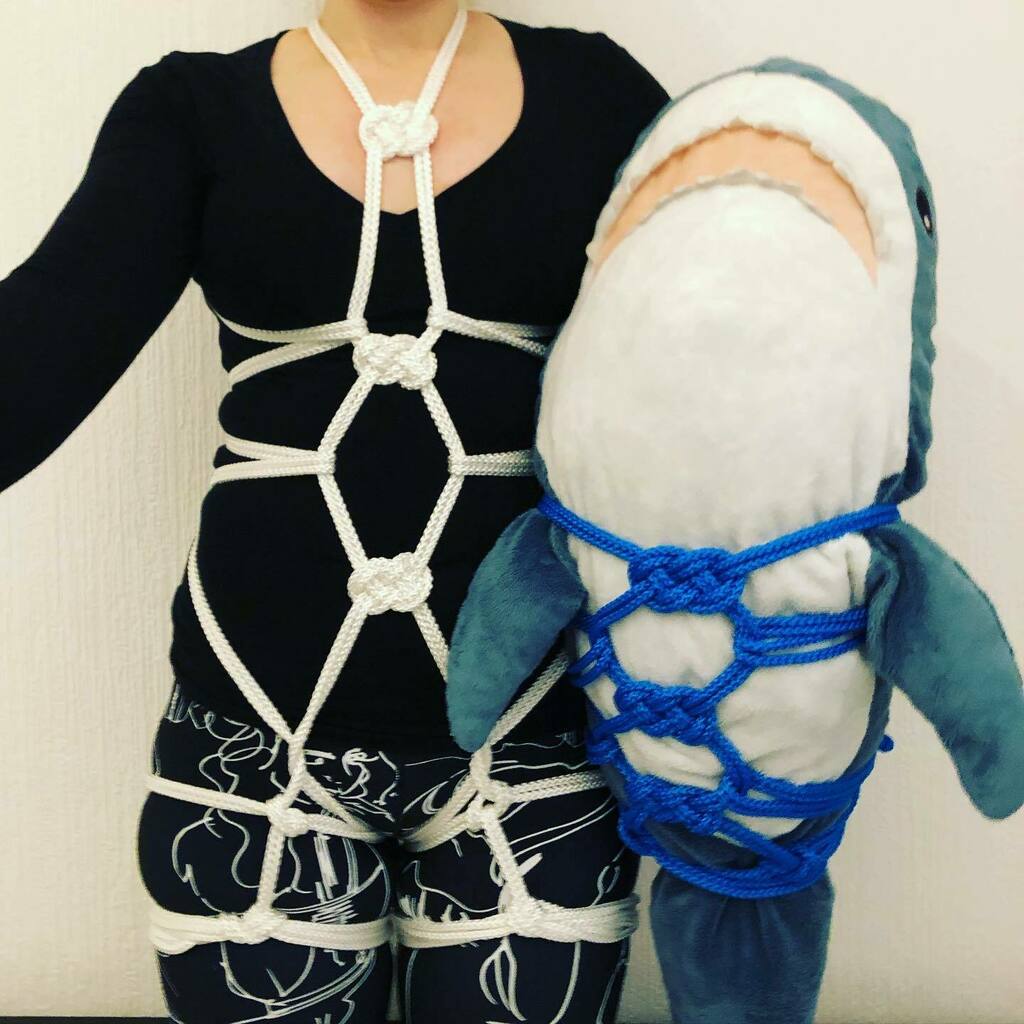 ropesquared's tweet photo. The second of the lockdown #selftiechallenges, set by @roryropes, is props! 

This one was definitely more of a challenge but I decided to finally have a go at the art of #shibarki and gave myself and my ‘prop’ partner matching double coin knot karadas. … https://t.co/W5Es5QV6xy https://t.co/6givEmH5UX