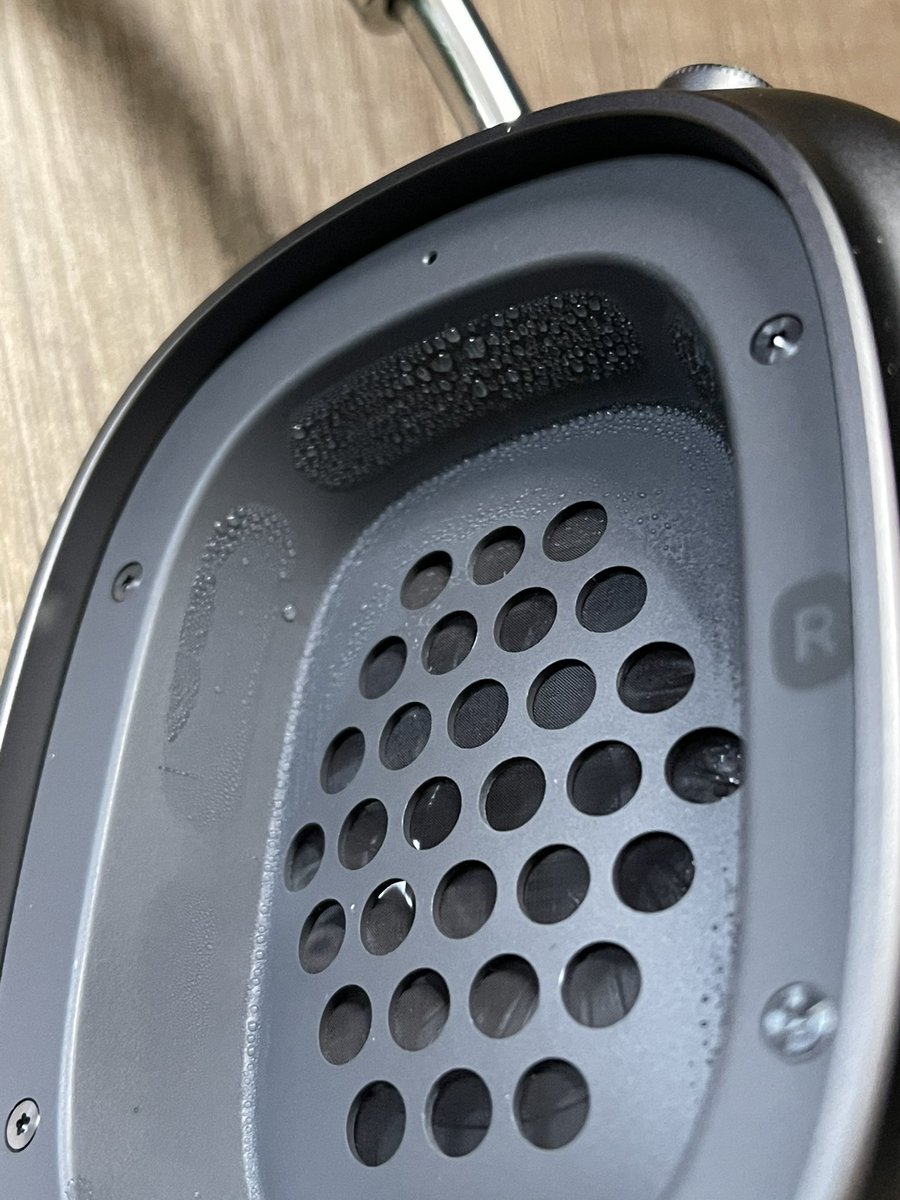 p_wiedemann's tweet photo. Airpods Max nach 40 Minuten Nutzung am Schreibtisch. Was ist da los @AppleSupport ? Die Feuchtigkeit ist bis zur Elektronik gekommen. Zudem rauscht die linke Seite ziemlich stark in unregelmäßigen Abständen. #AirPodsMax #watergate https://t.co/uLXSNkx7Bs