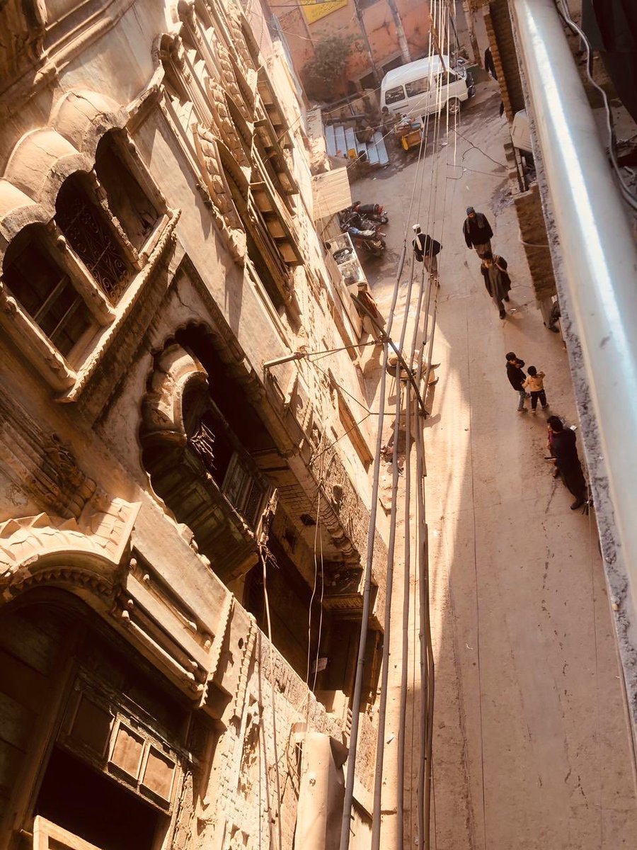 The city opens with the simmering Asmai Gate throughly the intricately carved Ander Shaher leading to Dhakki Naal Bandi and the Kapoor Haveli - home to Bollywood’s famous Kapoor Family