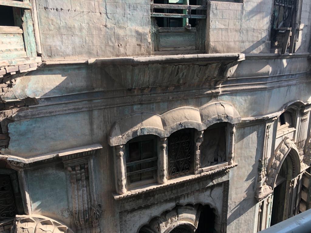 The city opens with the simmering Asmai Gate throughly the intricately carved Ander Shaher leading to Dhakki Naal Bandi and the Kapoor Haveli - home to Bollywood’s famous Kapoor Family