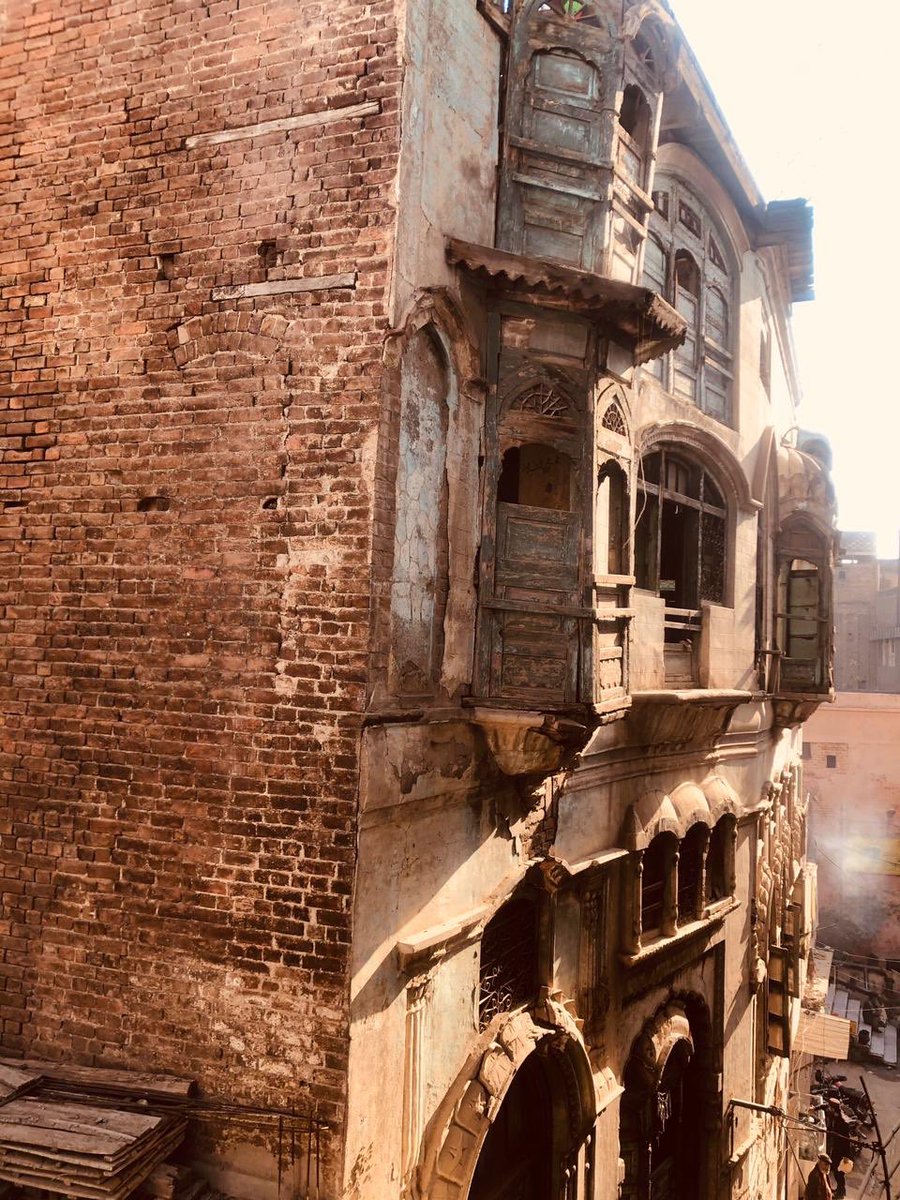 The city opens with the simmering Asmai Gate throughly the intricately carved Ander Shaher leading to Dhakki Naal Bandi and the Kapoor Haveli - home to Bollywood’s famous Kapoor Family