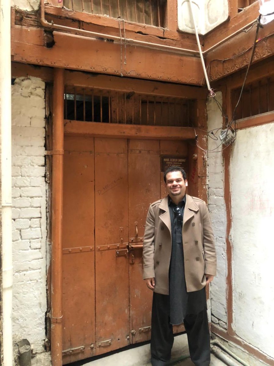 Following the serpantine routes of Shah Wali Qatal, we find ourselves in the middle of lots of tea pots, indigenous Vaseline & at the door step of Bollywood legend Shahrukh Khan’s home.