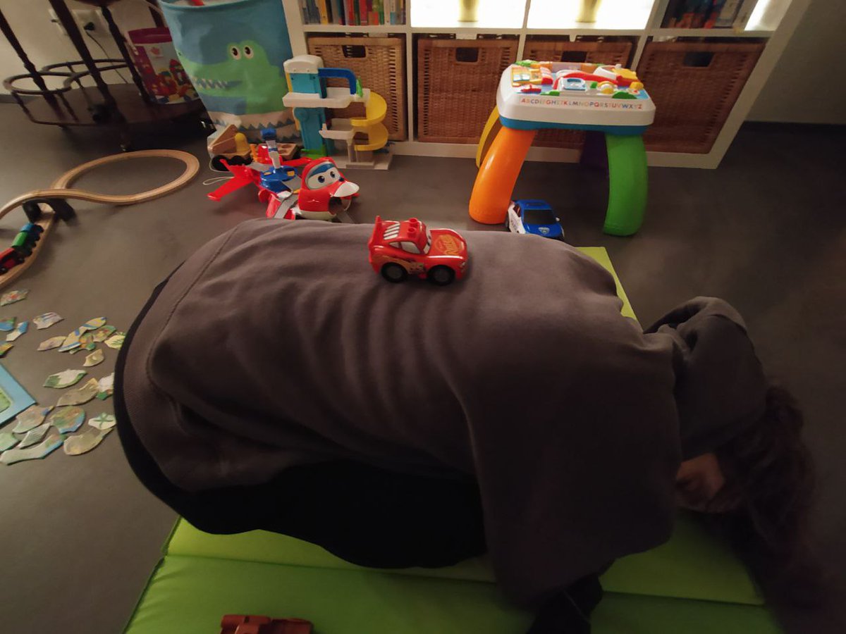 LiviaLavendel's tweet photo. Hatte heute meinen Wellnesstag. Habe eine Massage von Ligthning McQueen erhalten. #momlife https://t.co/4TkyKhn0GI