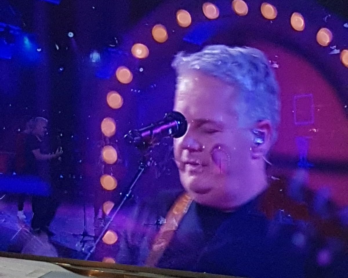 MMH_Coolen's tweet photo. Generatiekloofje... 'Hé mama, dat lijkt die stukadoor van de Lidl wel!' #VriendenVanAmstel https://t.co/5NK1NgpvPi