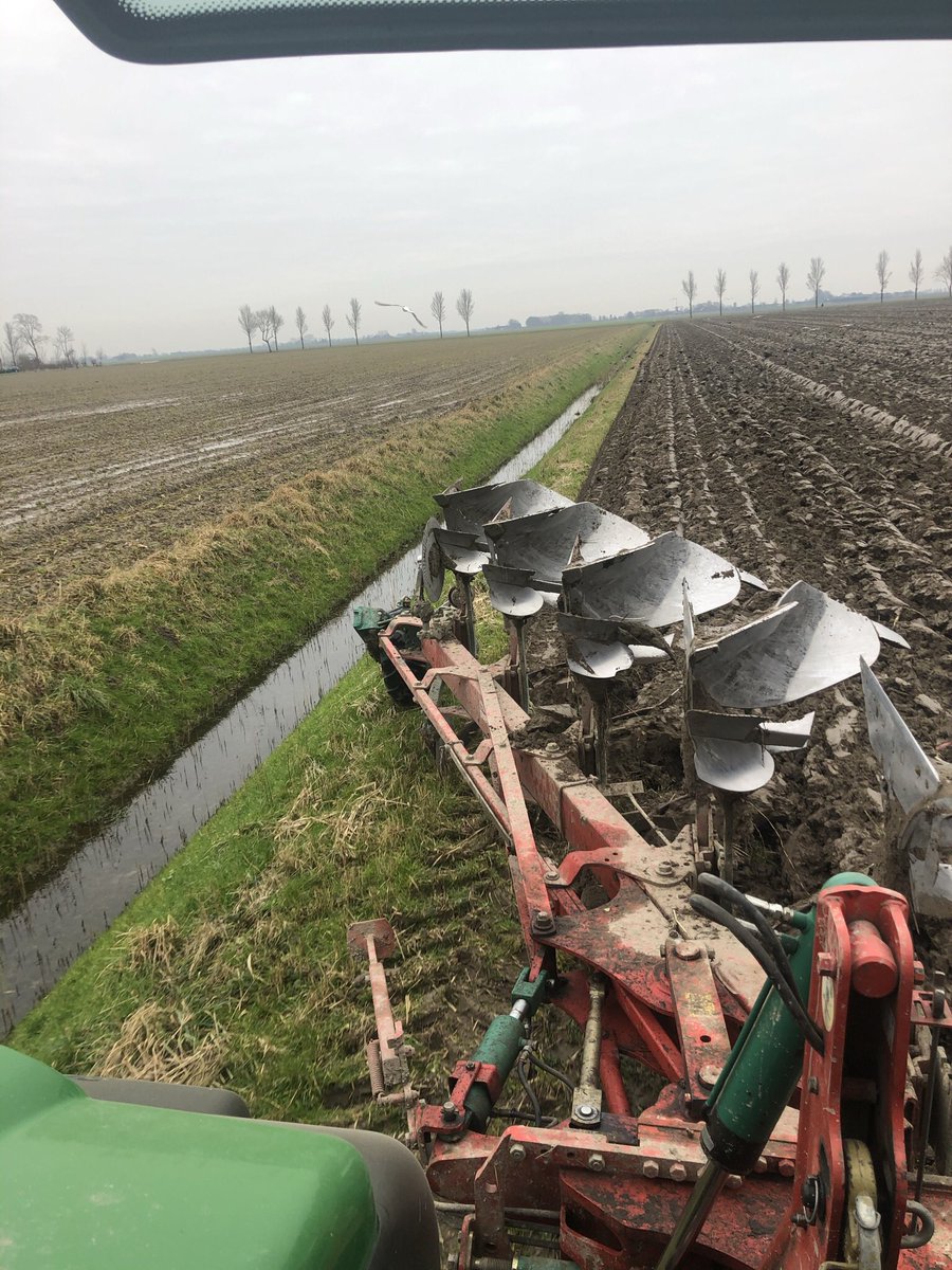 Geen vorst gehad, toch moest het maar door gaan. #ploegen