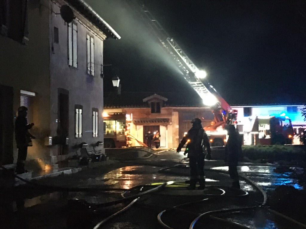 sdis31officiel's tweet photo. Le pompiers du @sdis31officiel interviennent sur un violent feu d’habitation sur la commune de Le Burgaud. L'action rapide des secours a permis de sauvegarder 1 maison. 4 autres ont été impactées par ce sinistre qui n'a pas fait de victime. https://t.co/M5g5br1TXa