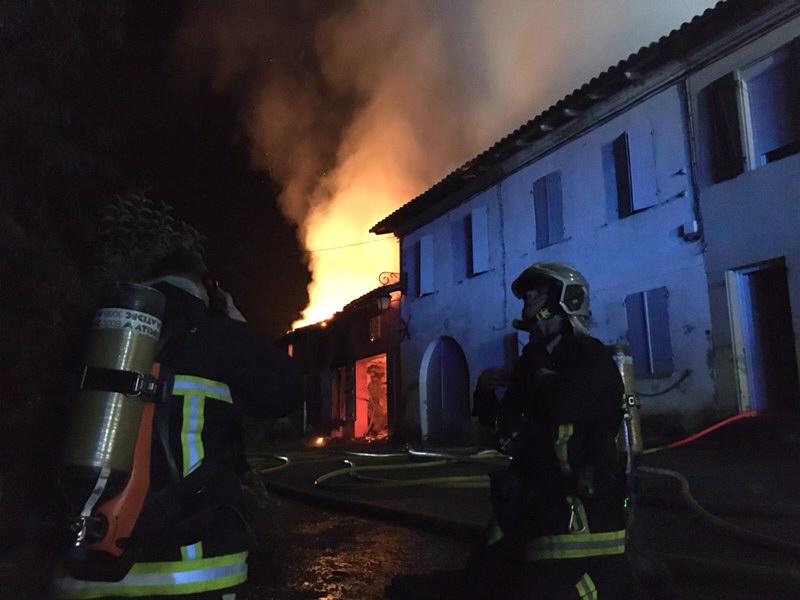 sdis31officiel's tweet photo. Le pompiers du @sdis31officiel interviennent sur un violent feu d’habitation sur la commune de Le Burgaud. L'action rapide des secours a permis de sauvegarder 1 maison. 4 autres ont été impactées par ce sinistre qui n'a pas fait de victime. https://t.co/M5g5br1TXa