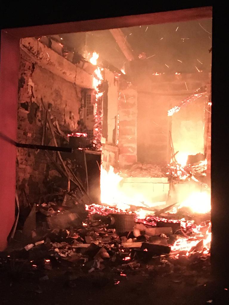 sdis31officiel's tweet photo. Le pompiers du @sdis31officiel interviennent sur un violent feu d’habitation sur la commune de Le Burgaud. L'action rapide des secours a permis de sauvegarder 1 maison. 4 autres ont été impactées par ce sinistre qui n'a pas fait de victime. https://t.co/M5g5br1TXa