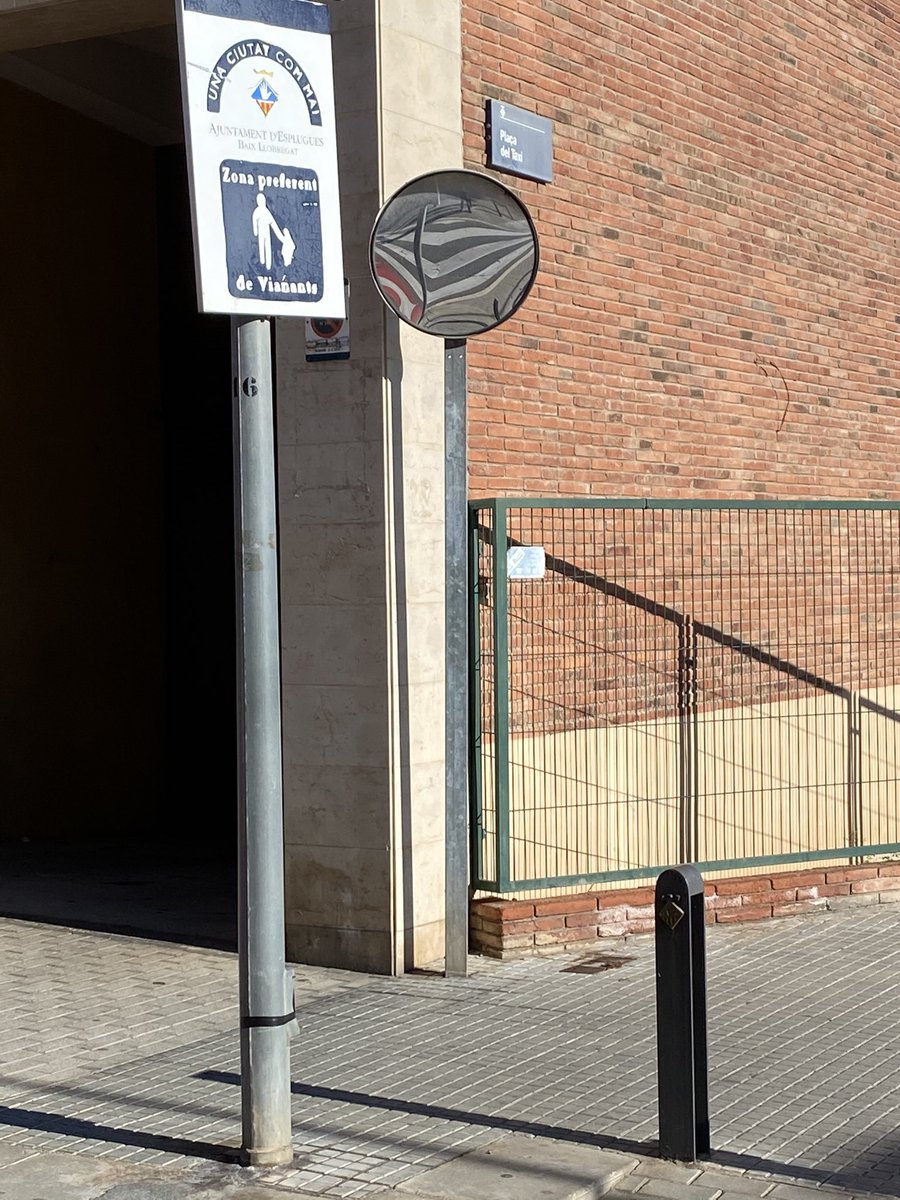 ecanomed's tweet photo. @ajesplugues El mirall que hi ha ubicat a la plaça del taxi, apunta directament contra el terra, i no tenim visibilitat. Podeu donar-li un cop d’ull? Gracies! https://t.co/NXyUOFNdvC