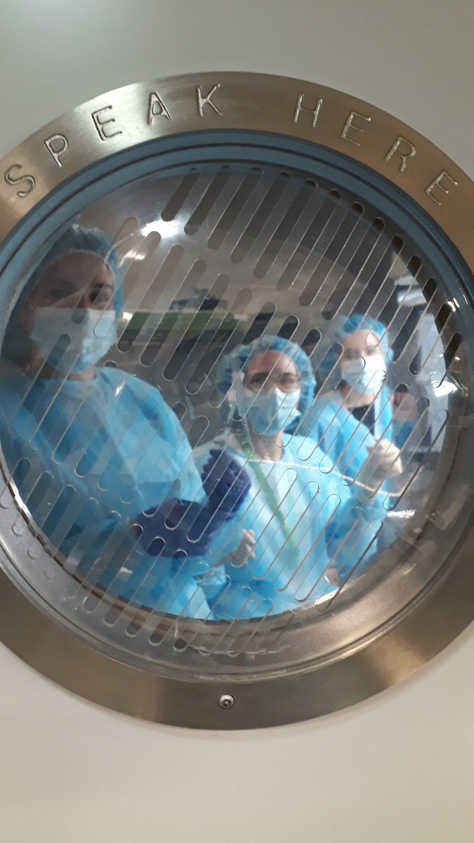 aherranza's tweet photo. @analopezcasero Gracias compañeros @Farmaceuticos_ Dias de trabajo intenso, esfuerzo y sobre todo emocion. En @farma_gregorio  hemos preparado mas de 4000 dosis para nuestros compañeros...Algo más que un medicamento...una dosis de esperanza #YoMeVacuno #VaccinesWork https://t.co/mJTJLCQx8k