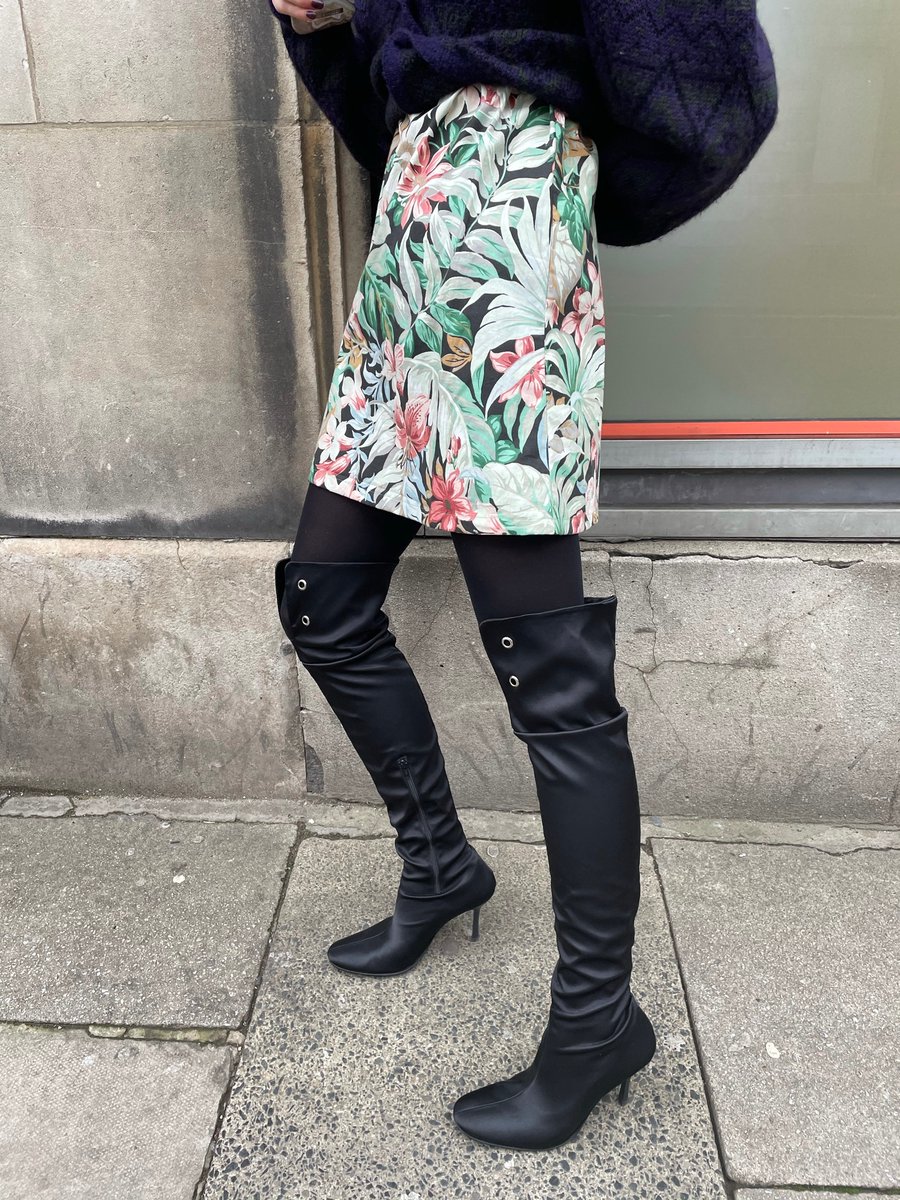 Tropical blooms on the Lucy tunic, layered up for the winter with woolly tights and over-the-knee boots 🍃
.
#slowfashionmovement #slowfashionuk #slowfashion #sustainablefashion #responsiblefashion