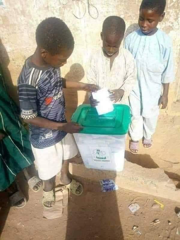 AgabusyuktapJr's tweet photo. Wonders has finally end in Kano... APC kena hmmmm... See electorate on the queue.... LG/Councilors election. @OfficialPDPNig, @OfficialAPCNg, @atiku, @BarackObama, @bukolasaraki, @GEJonathan, @MBuhari, @GovUmarGanduje, @dariusdishaku. https://t.co/rYRqQpjTr8