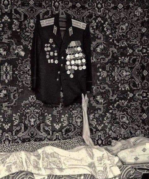 Kişinin sağlığını ve kudretini kaybetmesiyle, geçmişte sahip olduğu rütbelerin, statü ve prestij araçlarının ne derece anlamsızlaştığını gösteren bir fotoğraf:
