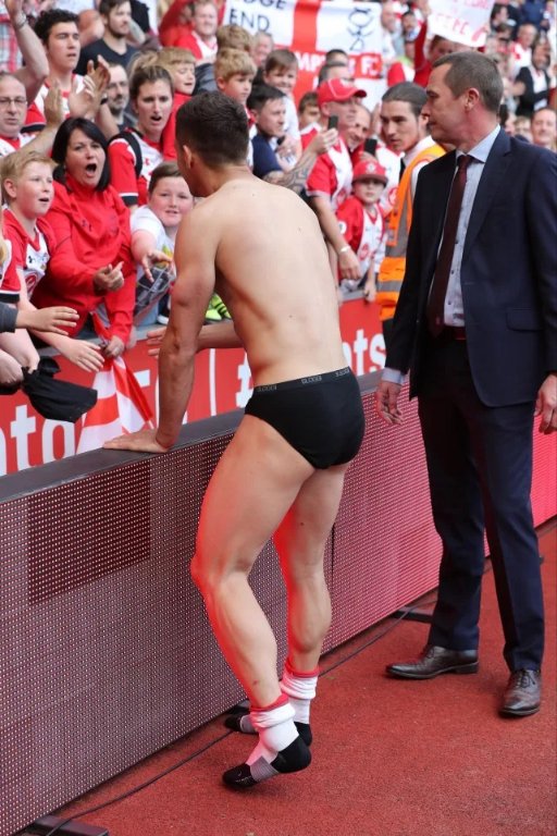 goalg0ys's tweet photo. #DusanTadic #Ajax #stripteasing π₯π₯π₯ https://t.co/LMtGK6xZwA