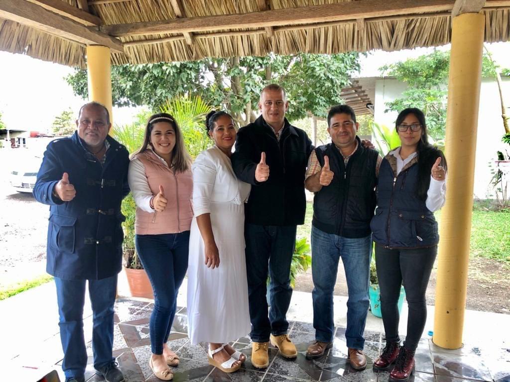 Garrido_FS's tweet photo. Un gusto poder saludar a Imelda y Silvio en Paso Carretas, Municipo de Tlalixcoyan #Podemos https://t.co/D9XSXD8Eg4