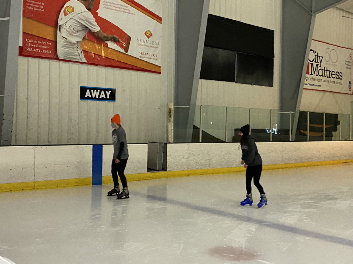 er_flagfootball's tweet photo. Problem: missing the fam
Solution: renting an entire ice rink for an hour of fun
#ERFamilyH #NoOneFell #Weird #ThanksEmma https://t.co/zEwjDESZal