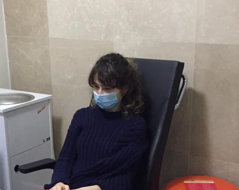 hhilaremm's tweet photo. Arkadaşım Cansu. Bugün aşı oldu. Bu aşı olduktan 5 dakika sonraki fotoğrafı. Lütfen yayalım aşı olmayın oldurmayın. Şuan akıcı bir şekilde Çince konuşuyor ve gece yarısı canı soya soslu noodle çekiyor. https://t.co/CZ2YDW0rSR