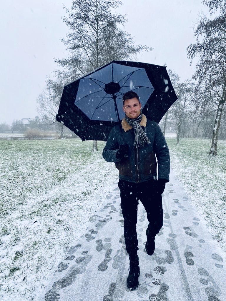 mistersofthenl's tweet photo. It’s snowing in The Netherlands 🇳🇱 #Snowfall #netherlands #demooistemanvannederland #pageant https://t.co/n2Lr1b2Ev8
