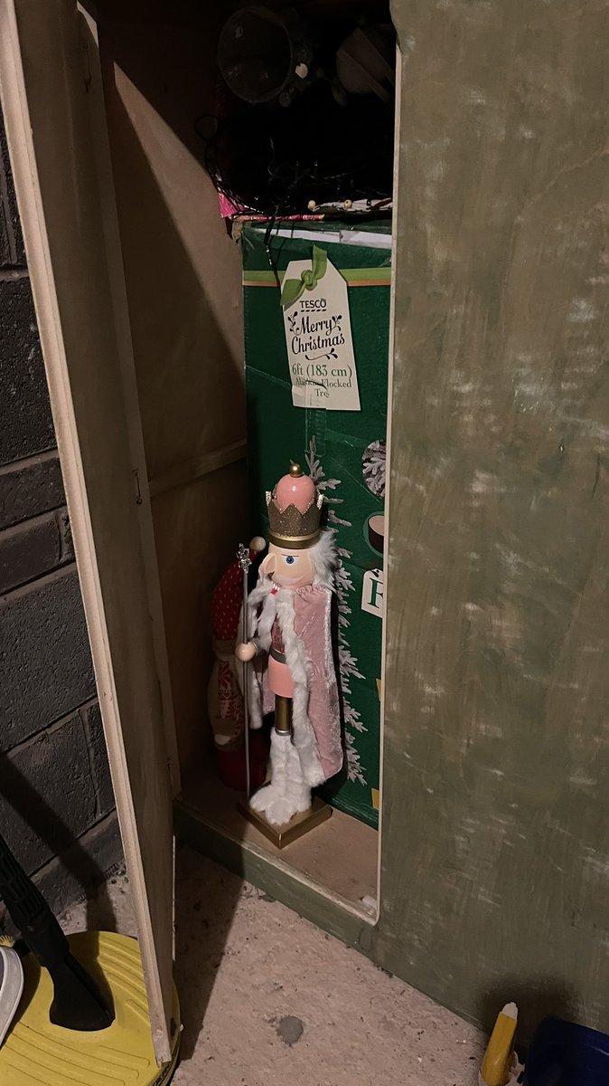 Is it bad luck to still see Christmas things after Christmas? Everytime I go into the garage and shut this cupboard door, it pops open again and this chap is staring at me. He gives me the chills 😬😬 I only got him as I have the same boots 👢