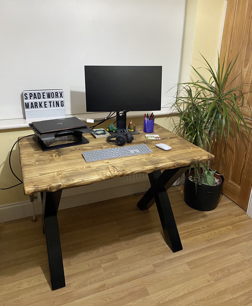 Agri_becca's tweet photo. Behold.... the desk! Finally in-situ after spending a week slowly coming up to ‘office sauna’ temperature, to prevent cracking. 👌 #deskupdate https://t.co/dLMMbdpLSR