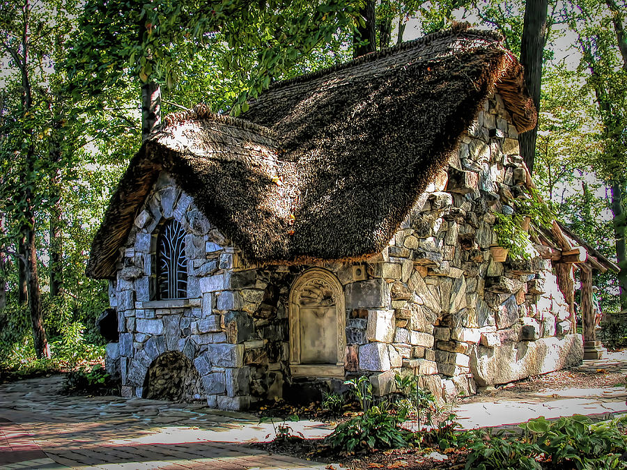 ElliottBlackwe3's tweet photo. My needs are simple: an enchanted cottage filled with books, the sounds of a babbling brook nearby and woodland creatures to come and clean for me to the tune of a song. https://t.co/naMCWOXgWt