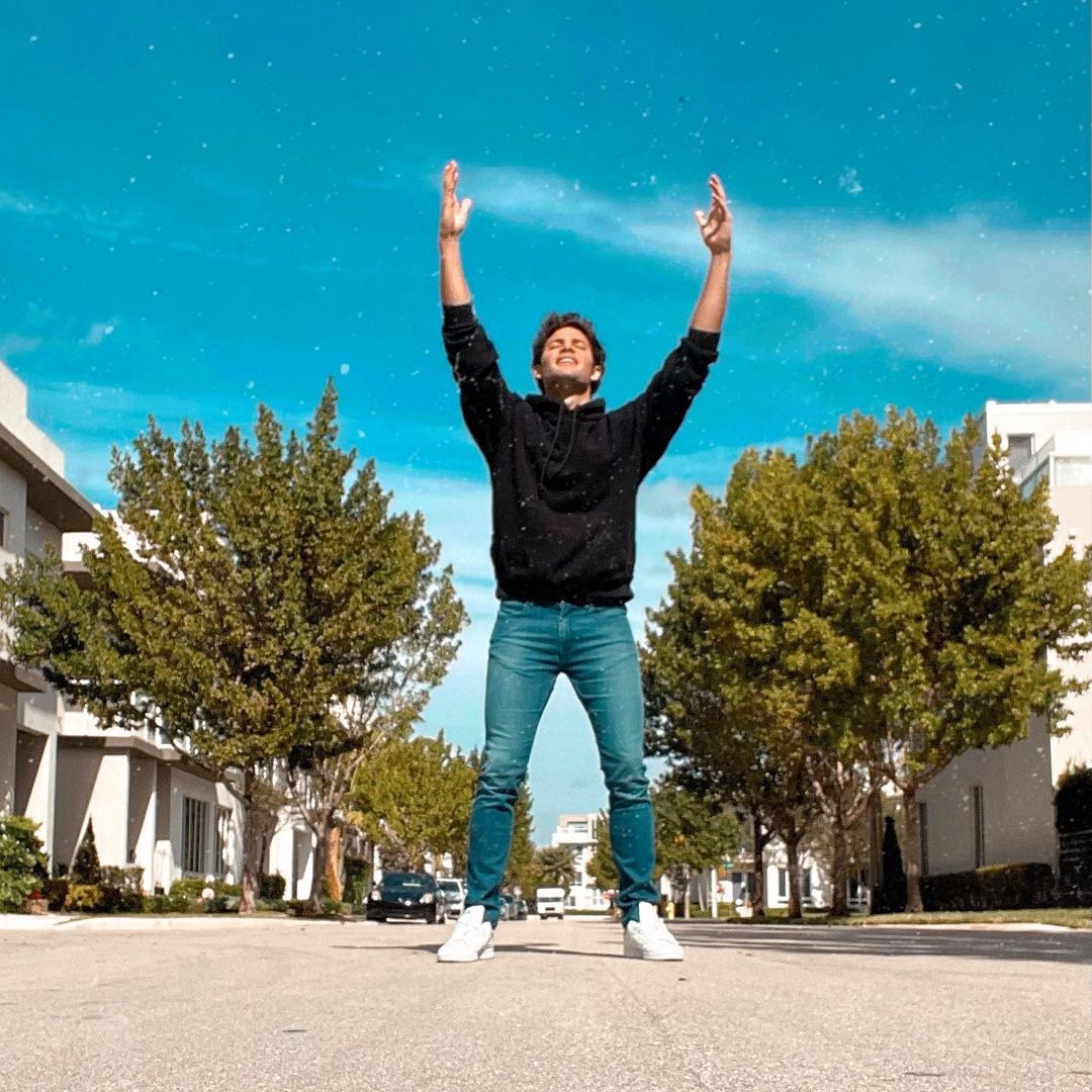 GabrielCArg's tweet photo. @gabrielcoronel  vía IG "Negativo al COVID-19 .. 
Solo me queda dar gracias .. A Dios, a mis santos, a la vida y a ustedes por todos sus mensajes ✨.. !! Cuídense mucho que esto no se lo recomiendo a nadie .. ❌🦠🙏🏻..!! Los amo ❤️". https://t.co/BNfGZPrELc