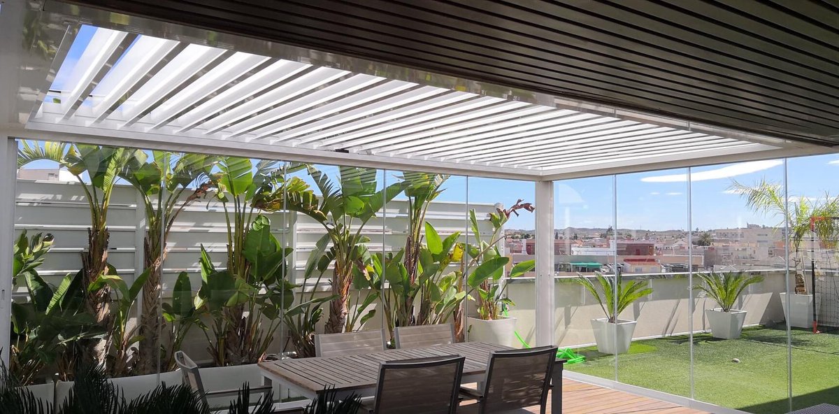 #PérgolaBioclimática con luces incorporadas, qué bonita! 
Si la cerramos verticalmente con nuestras correderas de vidrio templado sin perfiles intermedios, la consecución de un nuevo espacio útil en nuestra vivienda es una realidad. A disfrutar del invierno y del resto del año 🛠