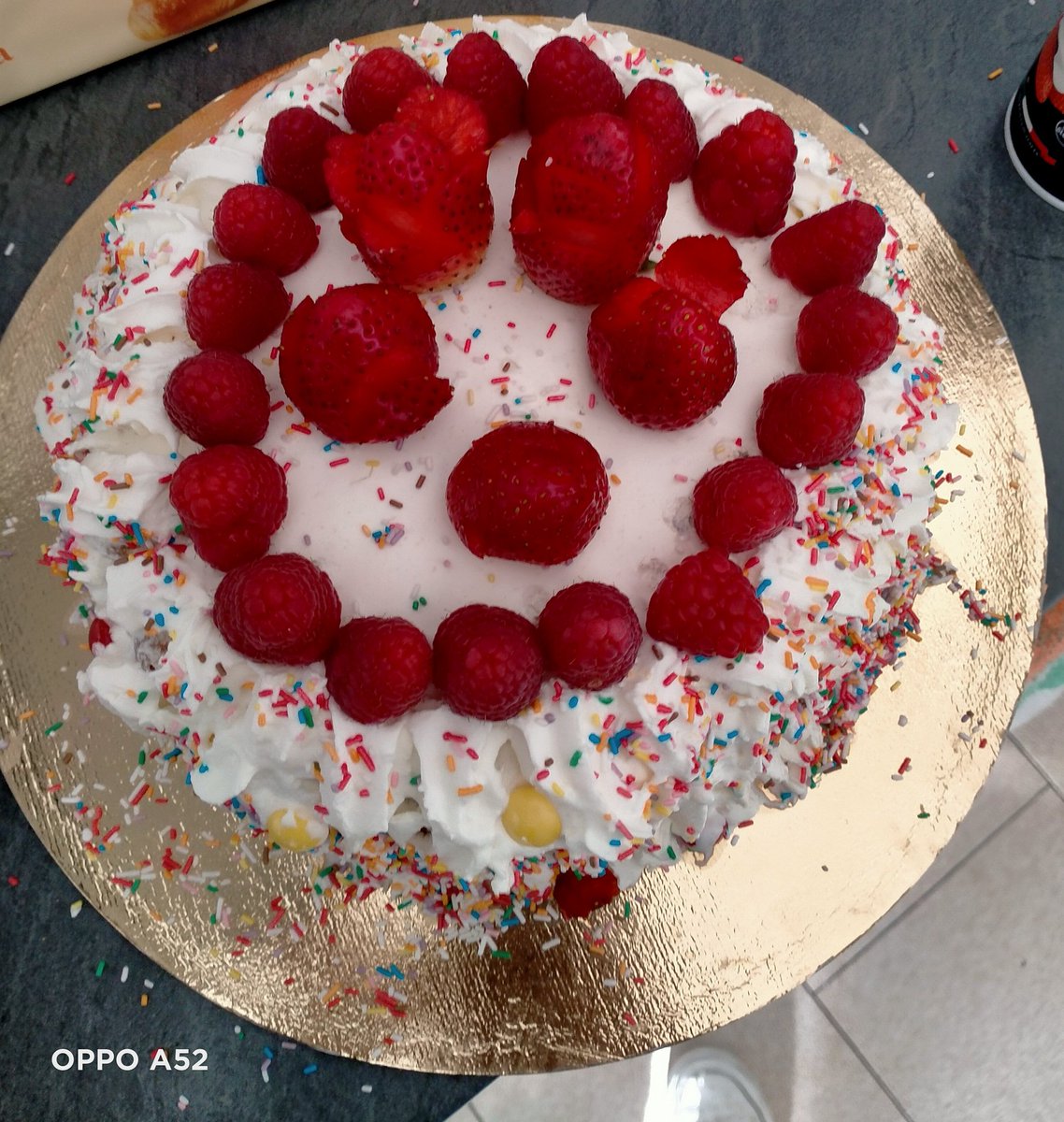 Johafloresss's tweet photo. Per il #compleanno della mia cuginetta e di mia zia ho deciso di preparare due #torte. Non sono molto brava ma ciò provato.
1. Una #Millefoglie con crema #pasticcera 
2. #Pandispagna con crema pasticcera e fragole al interno, ricoperta con la panna #codettearcobaleno.
@ComoCfp https://t.co/iiWFfzV5Fn