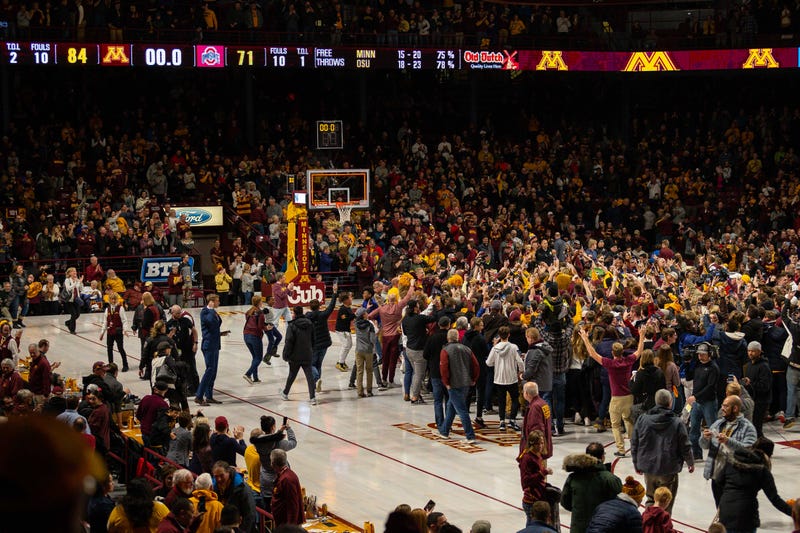 GopherHole's tweet photo. RT FOR A VIRTUAL COURT RUSH!!!! #GOPHERS WIN!!!!!!!!!!! #GOPHERS WIN!!!! #WOLVERINES UNDEFEATED NO MORE!!!!!!! SKI-U-MAH!!!!!!!! https://t.co/Oq76v4Yj7o https://t.co/6xqpPB40Gp