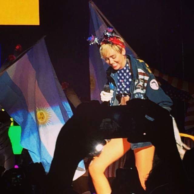 MCyrusArgentina's tweet photo. Esperando que esto vuelva a pasar 😭 #PlasticHeartsStreamingParty https://t.co/iZJiJZIezL