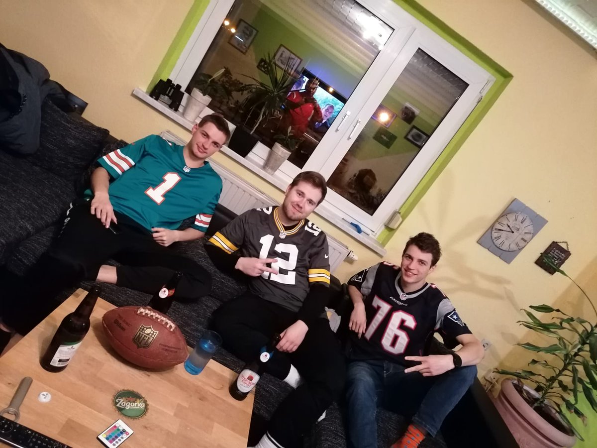 DerJoni_1999's tweet photo. Noch Seiten frisch machen vorm NFL gucken @Icke41 #ranNFL #Dolphins #Packers #Patriots https://t.co/c3TpZw1CMx