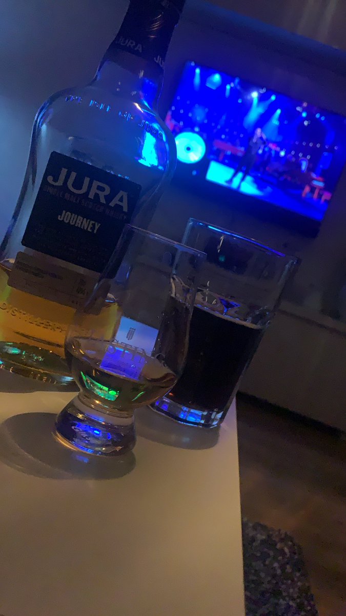 mcminnema's tweet photo. Omdat #amstel niet te zuipen is! Ook goed te doen met whisky hoor ;) #VVAL #vriendenvanamstellive https://t.co/e30CK57NiK