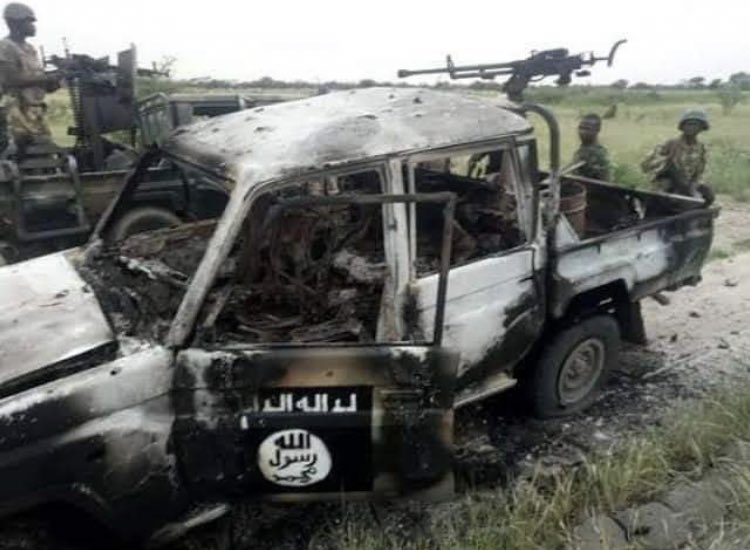 TheShehus's tweet photo. GoodNews from the Marte axis. #Nigerians like the word neutralize #BokoHaram/#ISWAP terrorists,keep it up🇳🇬
Viewers discretion advised⚠️ 
#NigeriaMilitary 🇳🇬#Army #Navy #Airforce #SecuringNorth #SecuringNigeria #TuraTakaiBongo 
#OLD #MNJTF #CJTF https://t.co/xf9l2xmBEN
