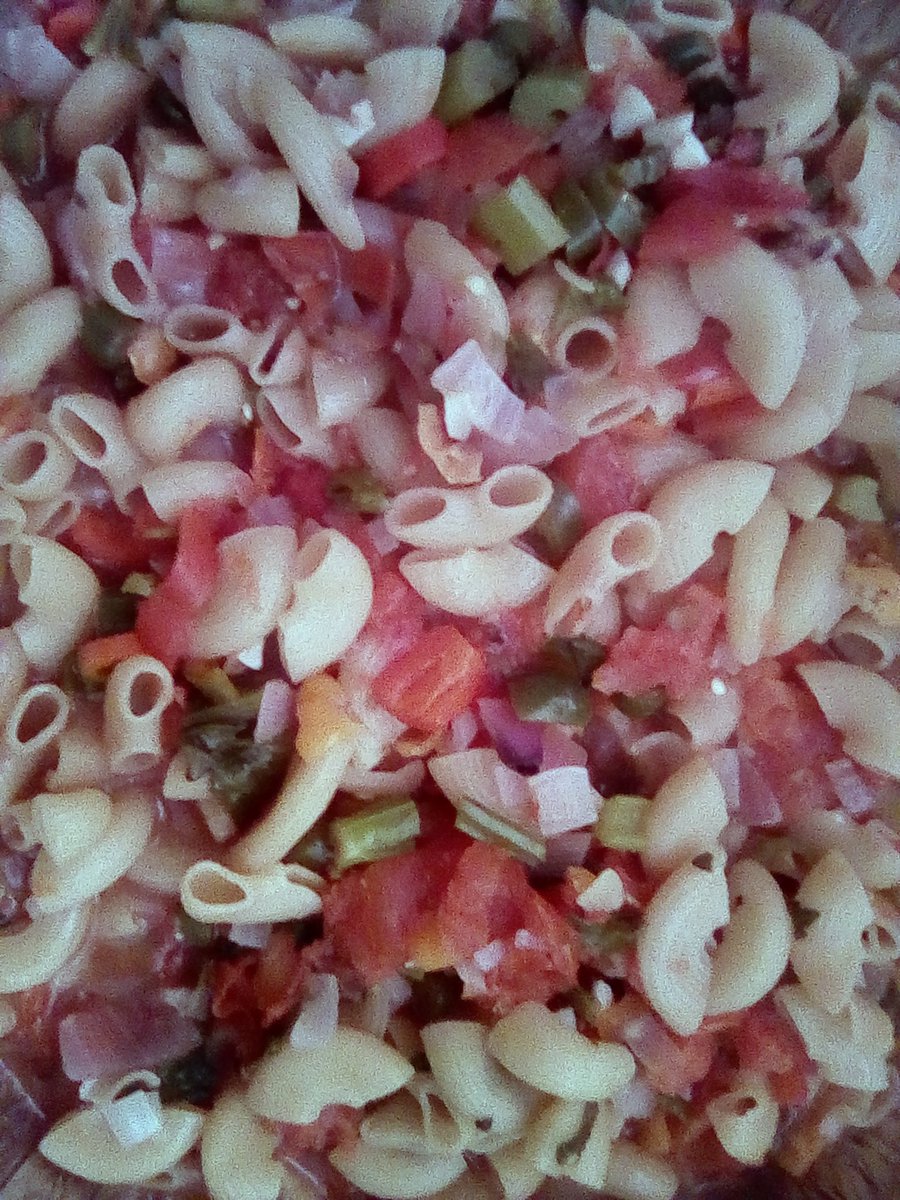 yallaweb's tweet photo. How To Make Your #Pasta #Healthier:#Garlic #Celery Onions,Tomatoes & 4 Types Of #Chili.#Cooking #ExperimentalCooking #Food #Diet #FoodPhotography #Photography #DigitalNomad https://t.co/IS5xd46G32
