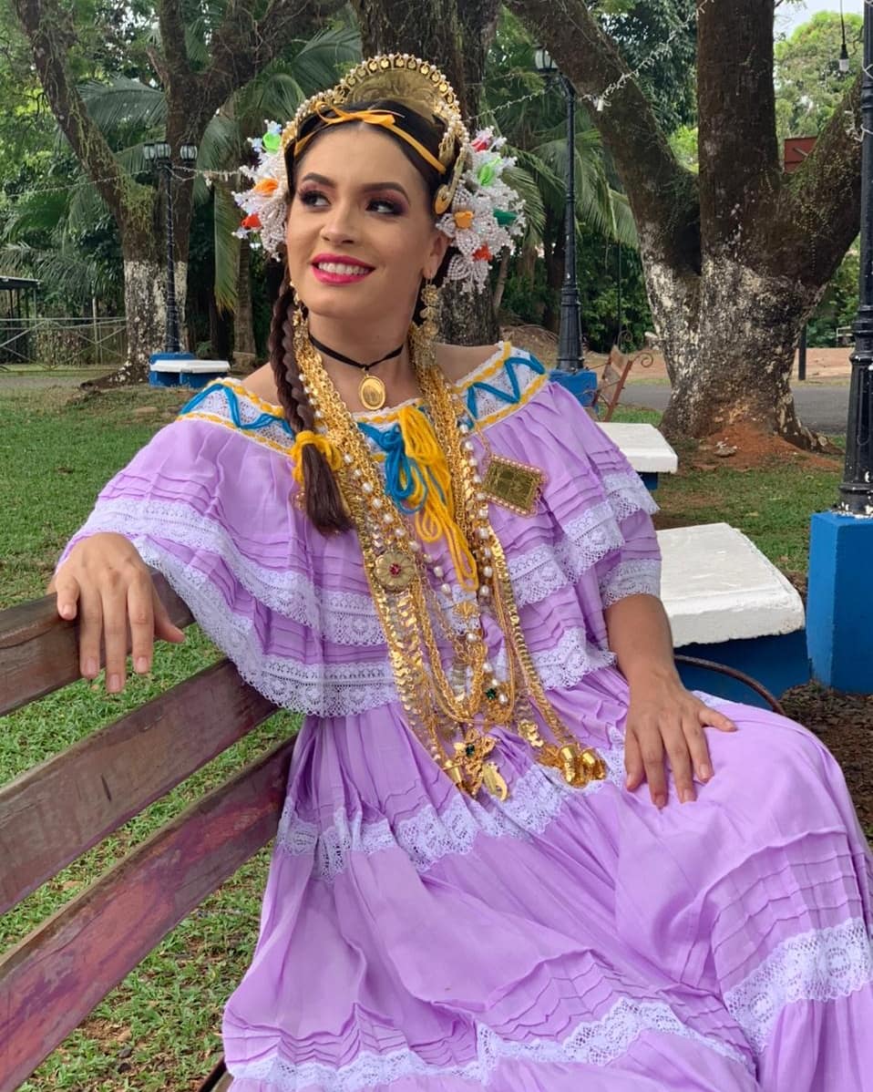 hechoenpma's tweet photo. ¡Joo!
Mucha @lachichidepapaa con su pollera de gala Veragüense en tono lila enjaretada en color amarillo y turquesa a juego con sus prendas, peinetas y pimpoyos al estilo Veragüense desde los alrededores de la iglesia colonial San Francisco de la Montaña❤🇵🇦
#MilPollerasTVN https://t.co/spScfo9UYs