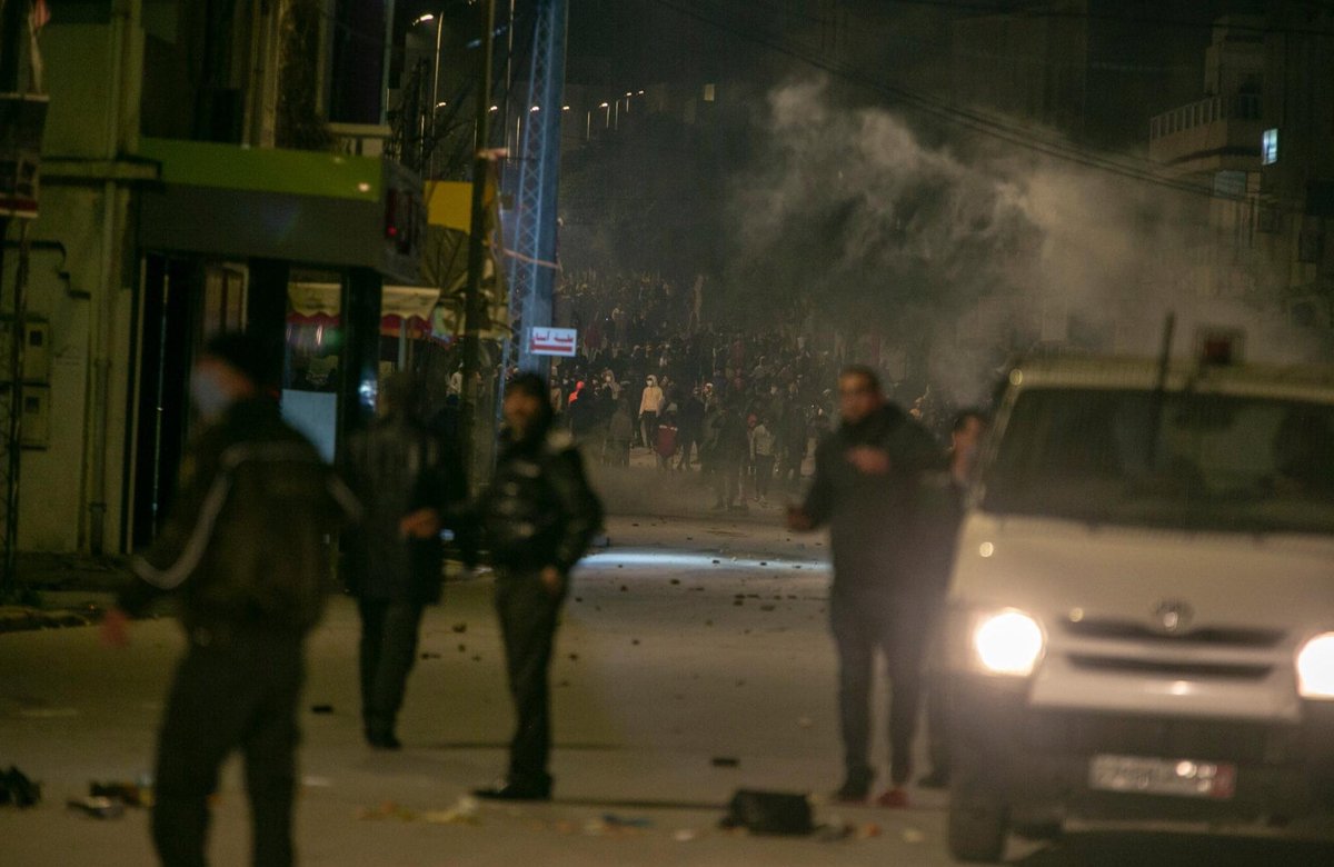 Picture of the second night on unrest in Hay Ettadhamen (west of Tunis) by the great  @YassineGaidi from  @anadoluimages : https://www.facebook.com/1038636715/posts/10221134864574753/