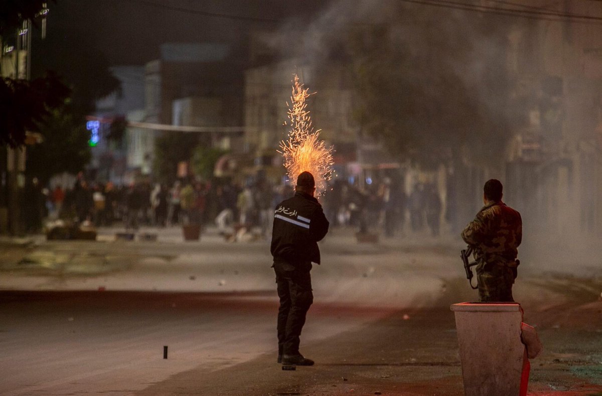 Picture of the second night on unrest in Hay Ettadhamen (west of Tunis) by the great  @YassineGaidi from  @anadoluimages : https://www.facebook.com/1038636715/posts/10221134864574753/