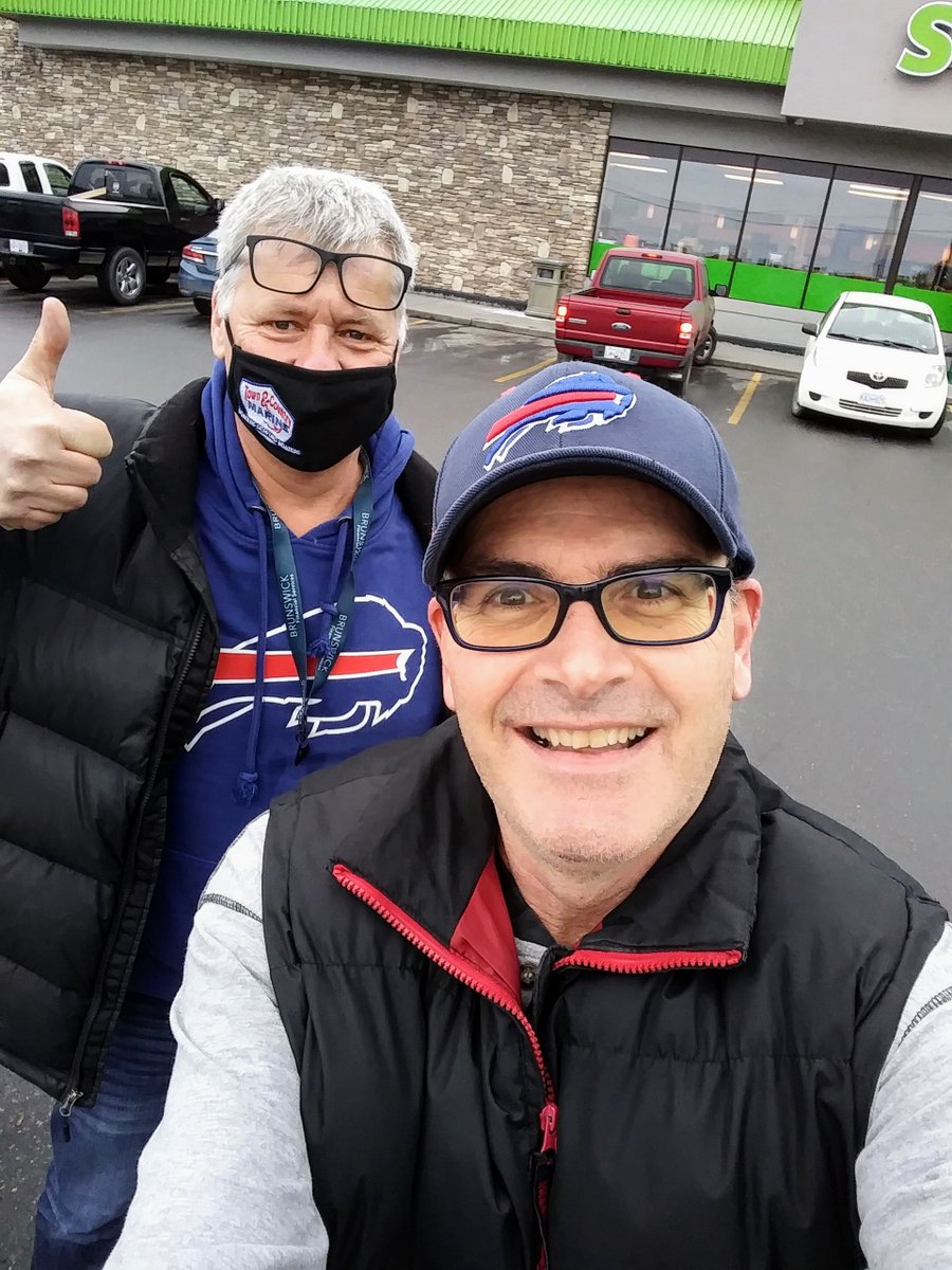 RalphH_VO's tweet image. Scott is also a @BuffaloBills fan here in #Kelowna, BC! Couple of guys getting the grocery shopping done at @saveonfoods before #BillsMafia takes on #RavensFlock in the #NFLPlayoffs at 5:15 PST today🏈 @BillsBackersYVR #Bills