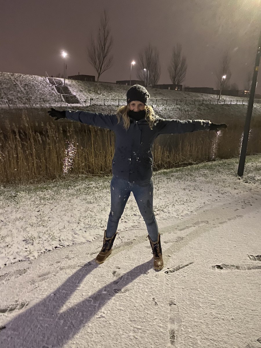 Heel Nederland Vrienden van Amstel live vanaf de bank πΆπ€
Ik Saturday night snow fever vanaf de straat βοΈππΌ
#VVL https://t.co/wyU1QQnUPJ