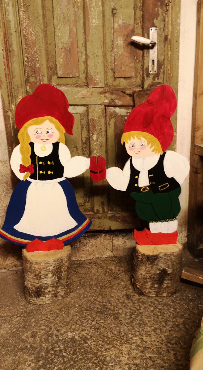 Renate_Eilin's tweet photo. Since August I've not done too much, but I have made these 😍 cut them out and painted. Dad chopped a tree so they had something to stand on(in) 😁🎅🤶 https://t.co/bW8g2Ws3sK