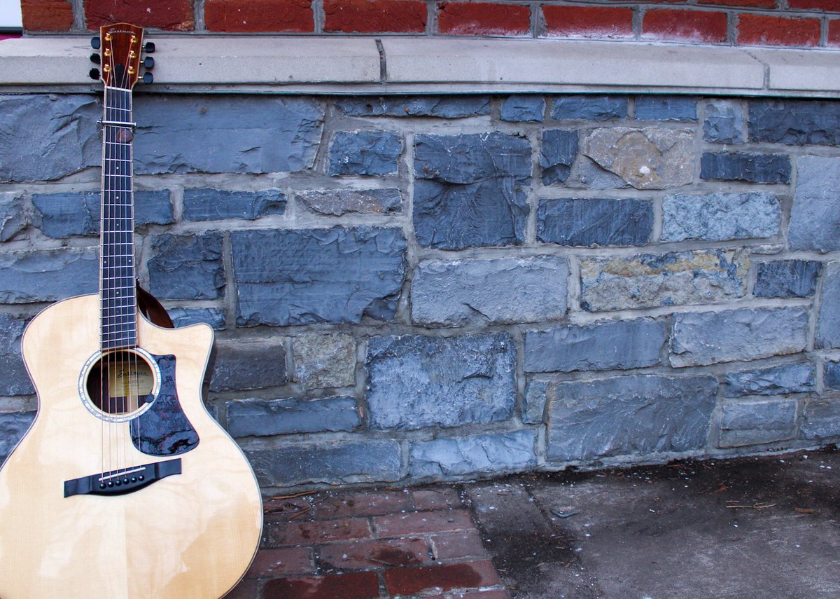 So it DEFINITELY snowed for the last 15 minutes of my set this afternoon in @oldtownwinchesterva. 

@eastmanguitars @ghsstrings 

#bluegrass #guitar #fannedfret #iplayeastman #ghsartist #itstoocold #winchesterva