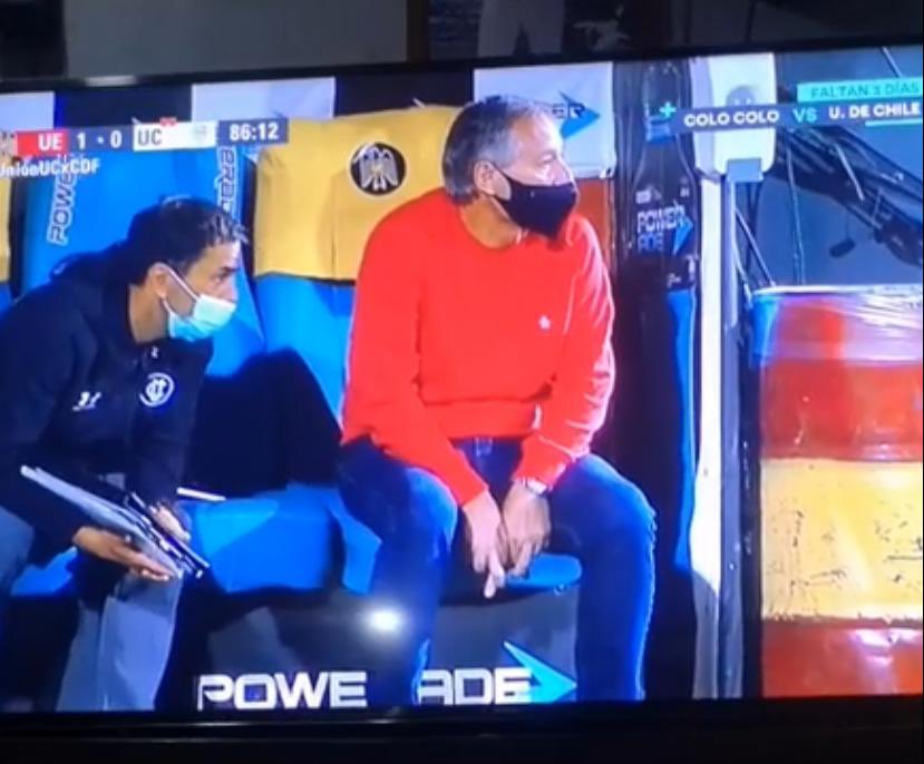 Dimezar1's tweet photo. Me demoré en encontrar la imagen, pero en vivo vi las ganas que tenia el profe @arielholan_DT de ganar, previo a un tiro libre a favor... recurriendo a todo para que se diera el gol! Grande profesor 🤞🏻 usted si quiere ganar igual que nosotros! #LosCruzados https://t.co/vyLEXl99YC