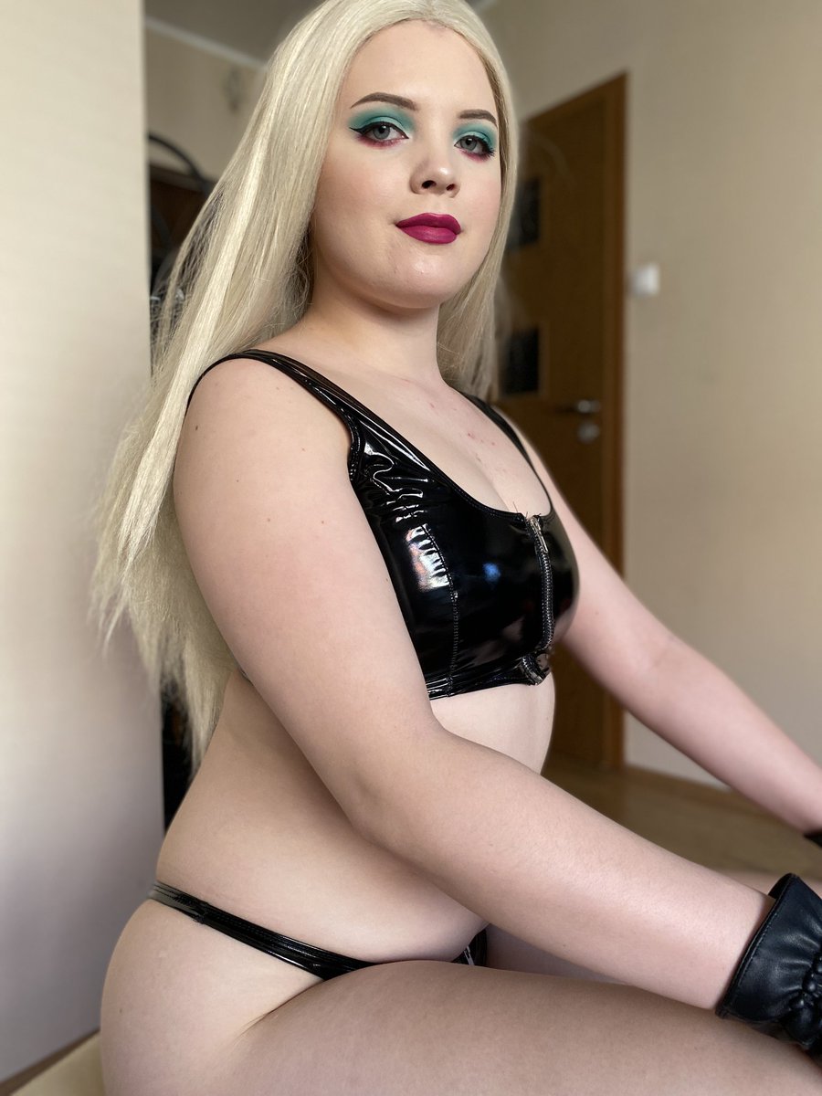 MistressNavvy's tweet photo. Who loves BDSM? https://t.co/DUubVKzGAi