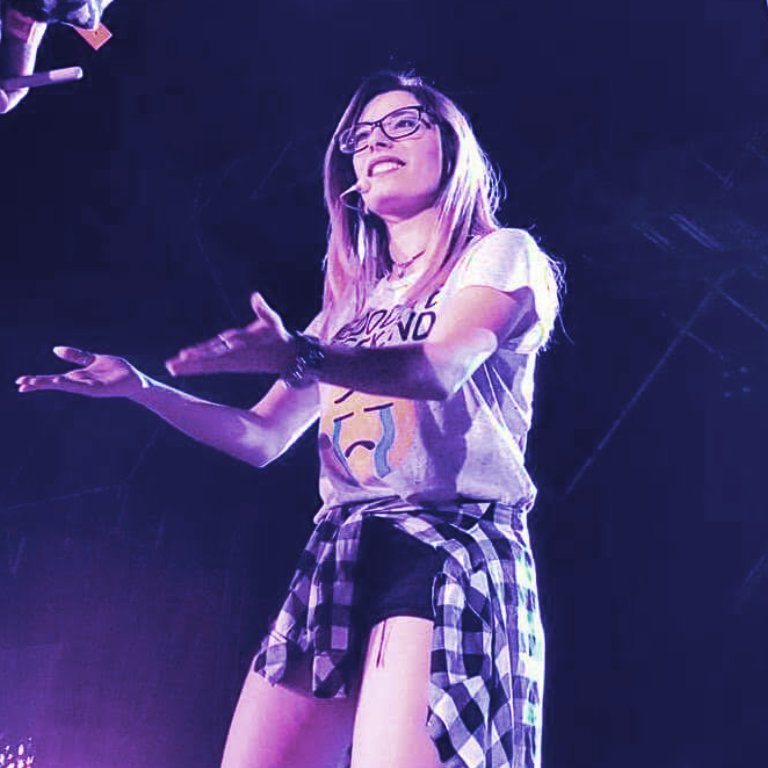 lvteama's tweet photo. ¡hola! somos lv te ama, te venimos a recordar que evelyn te ama mucho y no quiere verte triste, ella siempre va a estar para vos en todo.💕
la idea de esta cuenta es hacer cartitas para ustedes todos los días.
si algún día se sienten tristes y/o quieren hablar tenemos el dm + https://t.co/t7SPeUKR0g