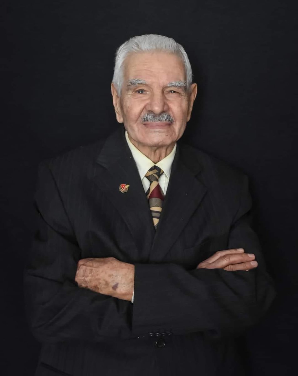 “Evlat” derdi.
“Biz seni televizyonda görüyor, hasret gideriyoruz. Sen bizi hiç özlemiyor musun?” diye sorardı. 
Son bir kez görüşemedik, üzgünüm. Gazeteci Aytekin Yenisey abimizi 87 yaşında yitirdik.
Yenisey ailesine, yakınlarına, gazeteci camiasına başsağlığı dilerim.