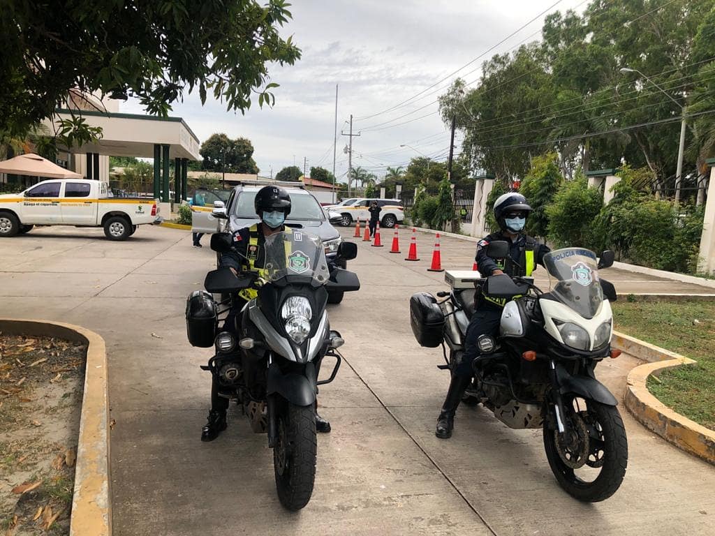 Hoy también se realizó un simulacro para la llegada y entrega de la vacuna contra el #COVIDー19 en las instituciones médicas de Herrera, que inició en el Aeropuerto Alonso Valderrama de Chitré, seguido de la Regional de Salud y luego en los demás distritos. #TReporta