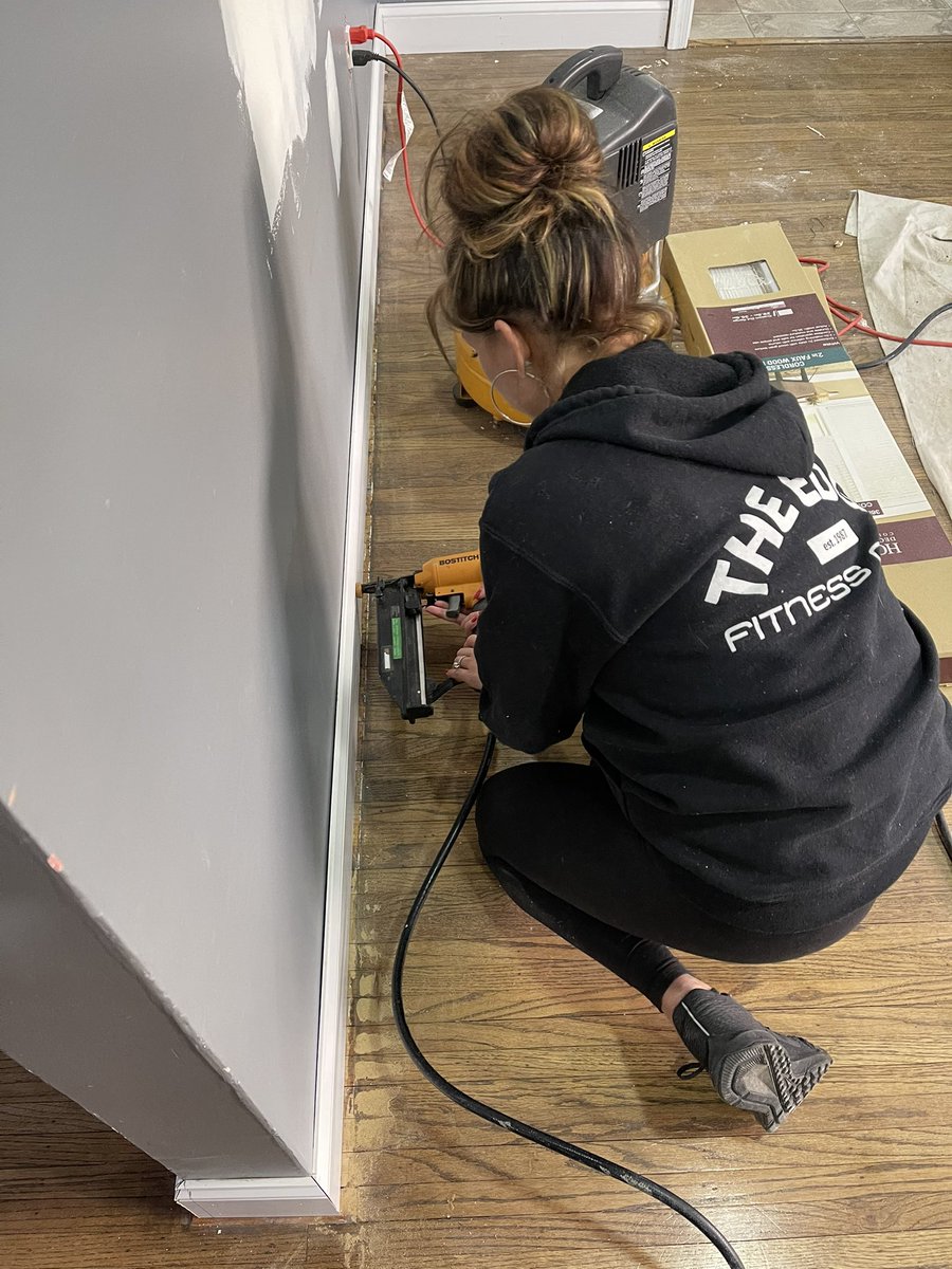 xsabrinanicolex's tweet image. Who says  a girl can’t put up molding