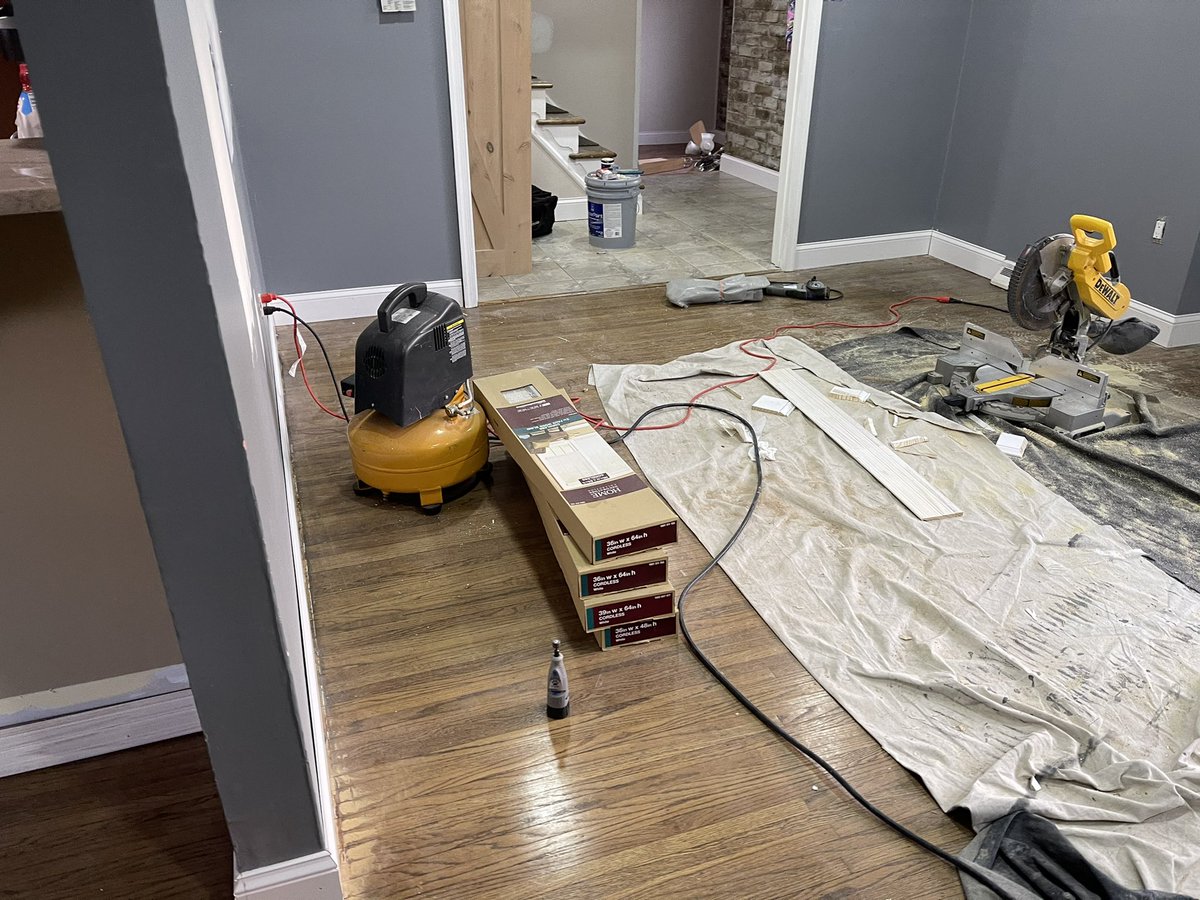 xsabrinanicolex's tweet image. Who says  a girl can’t put up molding