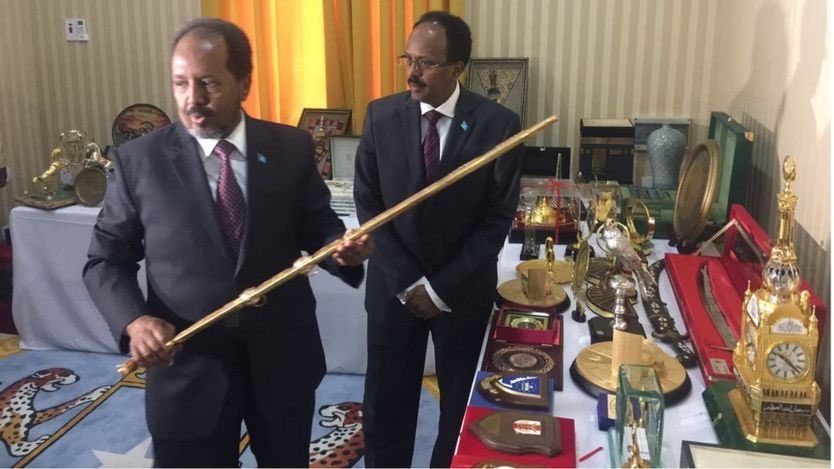 FPHassanSheikh's tweet photo. Last time @M_Farmaajo visited my house at @TheVillaSomalia, I showed him my golden sword award from Saudi Arabia, I told him you can't fight with corruption in Somalia but as leader you can only deal with it. https://t.co/h4X8uZeR7l